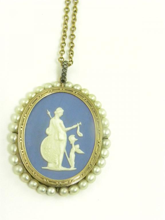 A DOUBLE SIDED WEDGWOOD JASPER WARE CAMEO PENDANT IN GOLD AND CULTURED PEARL SURROUND WITH ROSE