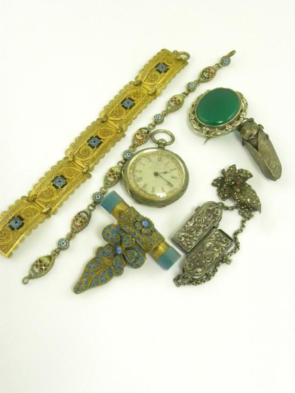 A SMALL QUANTITY OF VINTAGE COSTUME JEWELLERY INCLUDING AN ART DECO BLUE PASTE SET CLIP BROOCH, A