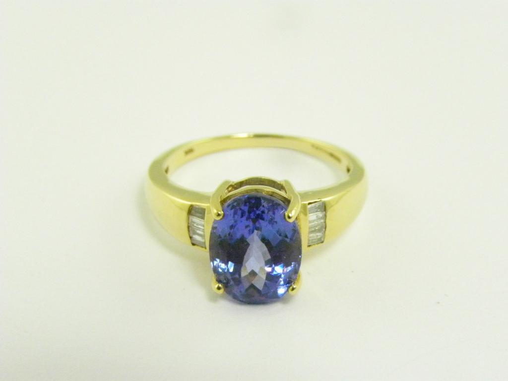 A TANZANITE AND DIAMOND RING IN 18CT GOLD, 5.4G