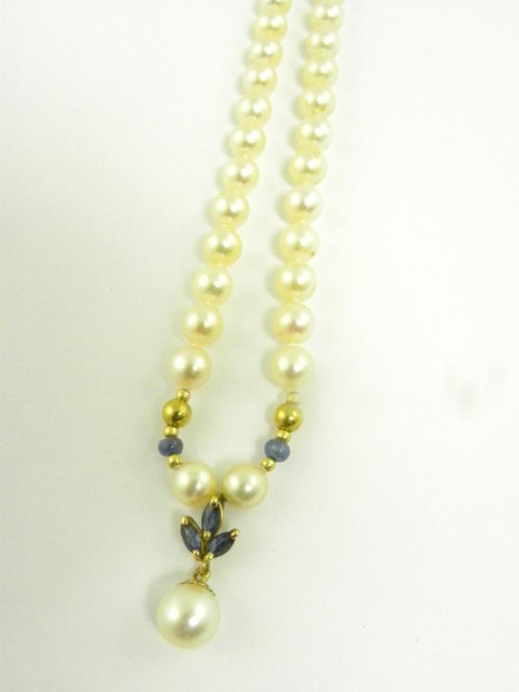 A CULTURED PEARL SAPPHIRE BEAD AND GOLD NECKLACE