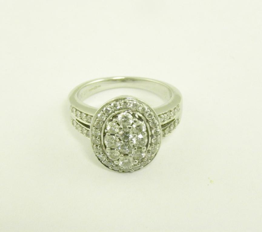 A DIAMOND CLUSTER RING, PAVÉ SET WITH DIAMOND SHOULDERS IN 18CT WHITE GOLD, 6.5G