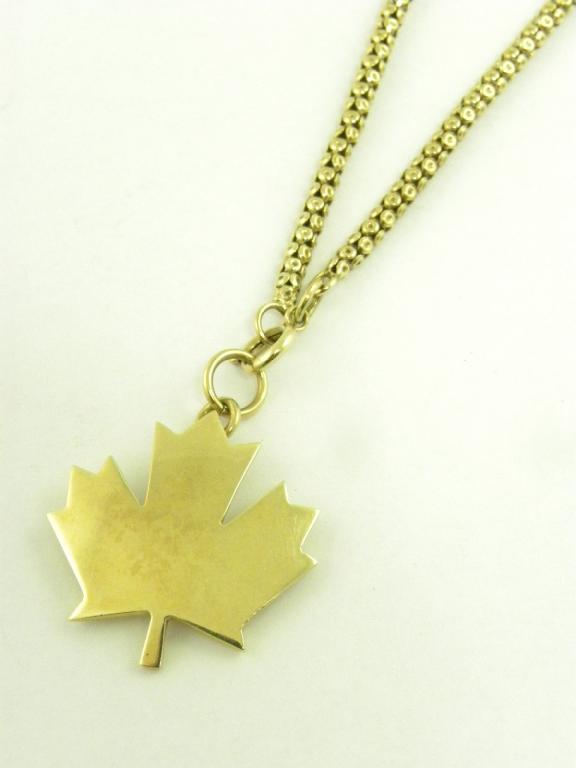 A 9CT GOLD MAPLE LEAF PENDANT AND NECKLACE, 14.5G