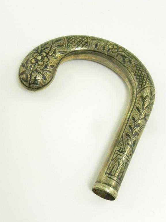 A SILVER AND NIELLO CANE HANDLE, DECORATED WITH PANELS OF FLOWERS ALTERNATING WITH DIAPER