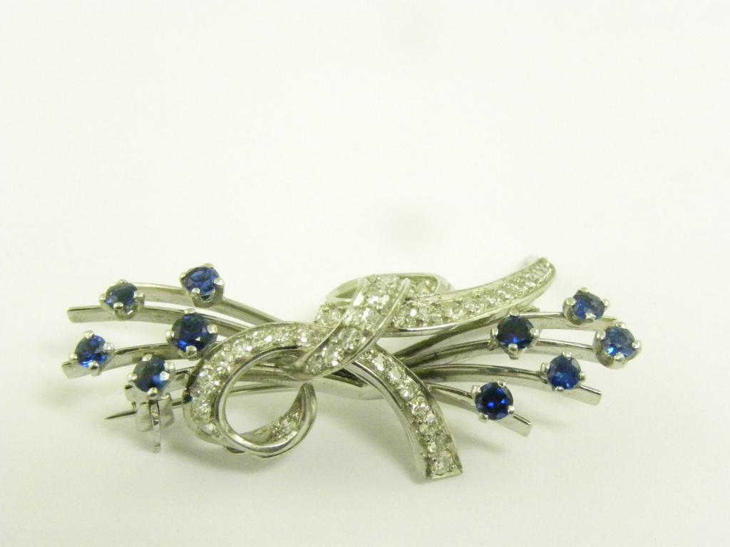 A SAPPHIRE AND DIAMOND SPRAY BROOCH IN WHITE GOLD, 9.6G