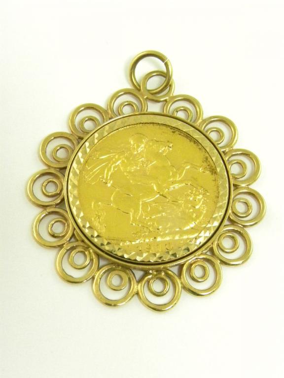 GOLD COIN. SOVEREIGN 1910 SET IN A GOLD PENDANT, 13.8G