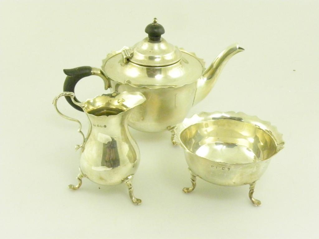 A VICTORIAN SILVER BACHELOR`S TEA SERVICE ON THREE FEET, SHEFFIELD 1900, 14OZS GROSS