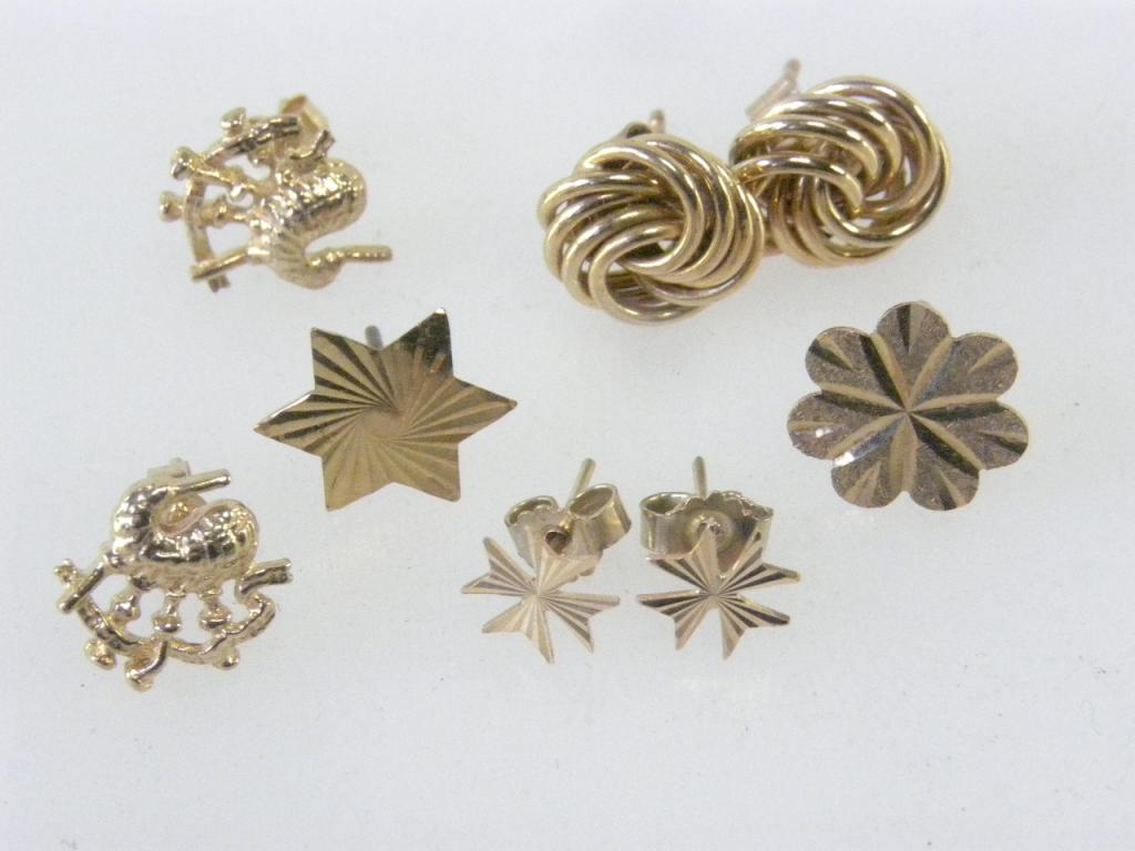 A PAIR OF GOLD KNOT EARRINGS AND SEVERAL OTHERS, 3G,