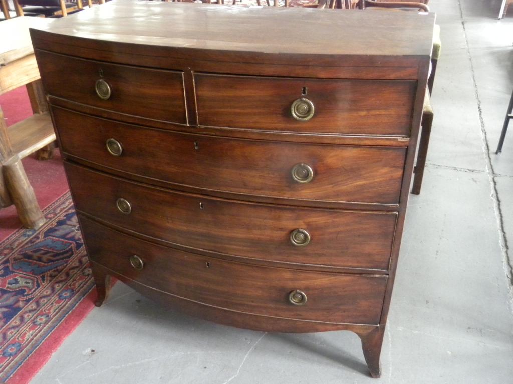 AN EARLY 19TH C MAHOGANY BOW FRONTED CHEST OF DRAWERS