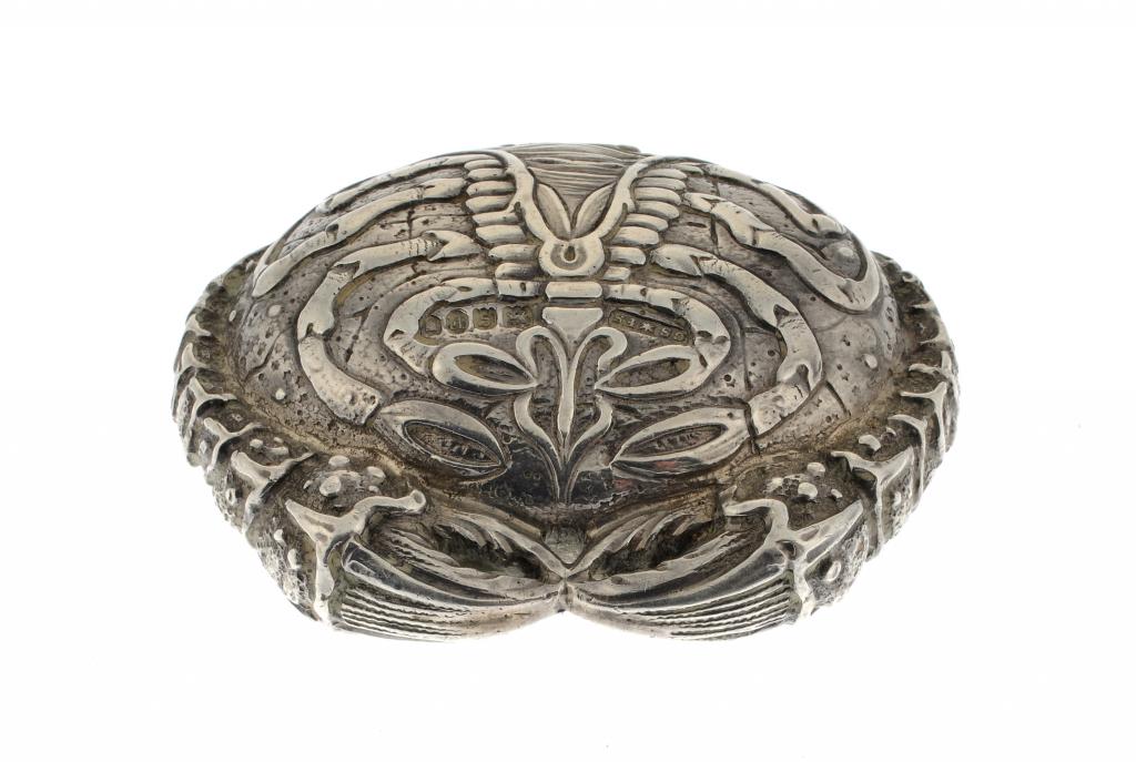 A SILVER CRAB NOVELTY SNUFF BOX  realistically cast with oval lid, 5.5cm w, marked Rd No 402446,