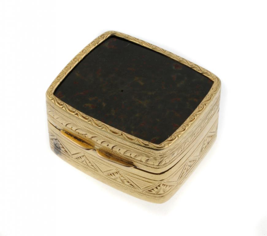 A GOLD AND HARDSTONE PILL BOX  the lid inset with bloodstone, the sides engraved, 3.5cm w, marked