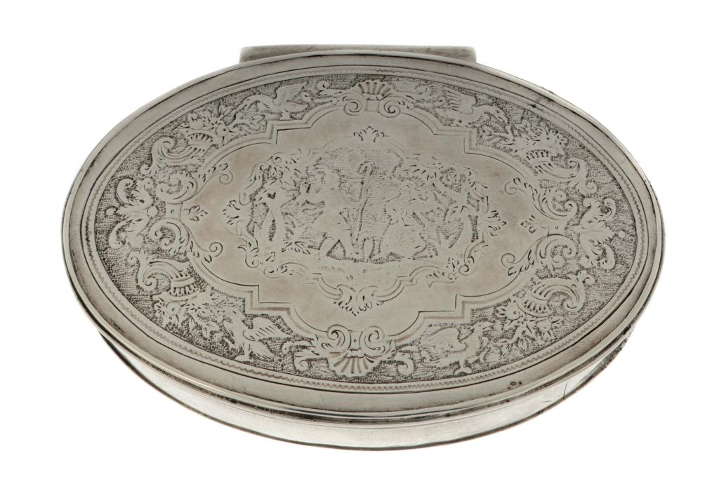 A GEORGE I SILVER OVAL SNUFF BOX with stand away hinge, the lid chased and engraved with a