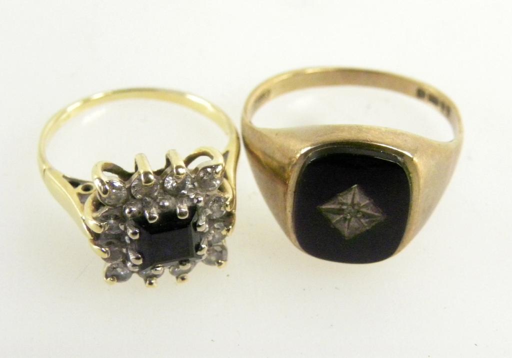 A SAPPHIRE AND WHITE SAPPHIRE SQUARE CLUSTER RING IN GOLD AND AN ONYX SIGNET RING IN 9CT GOLD, 7.3G