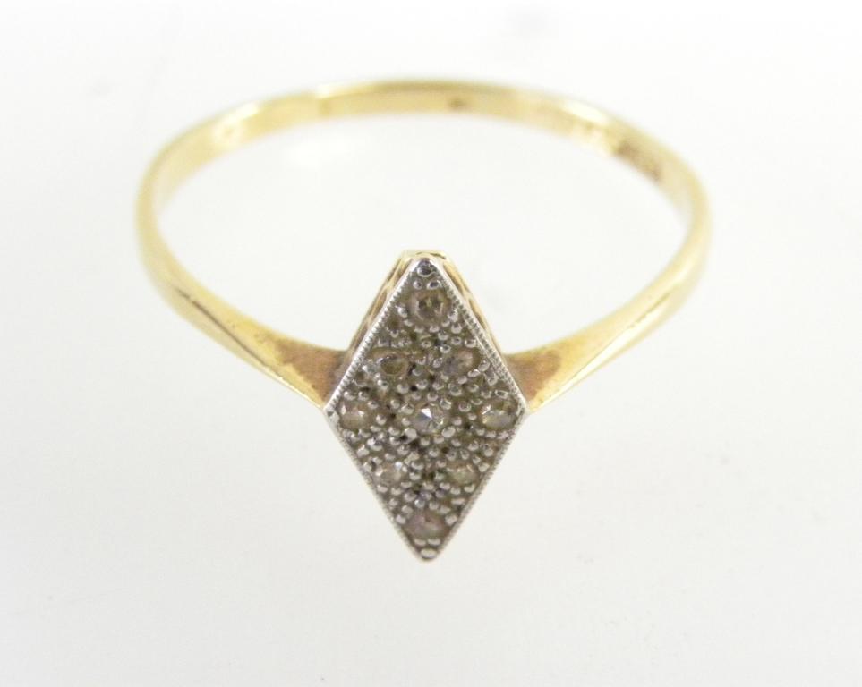 A DIAMOND LOZENGE CLUSTER RING, IN GOLD MARKED 18CT PLAT, 2G