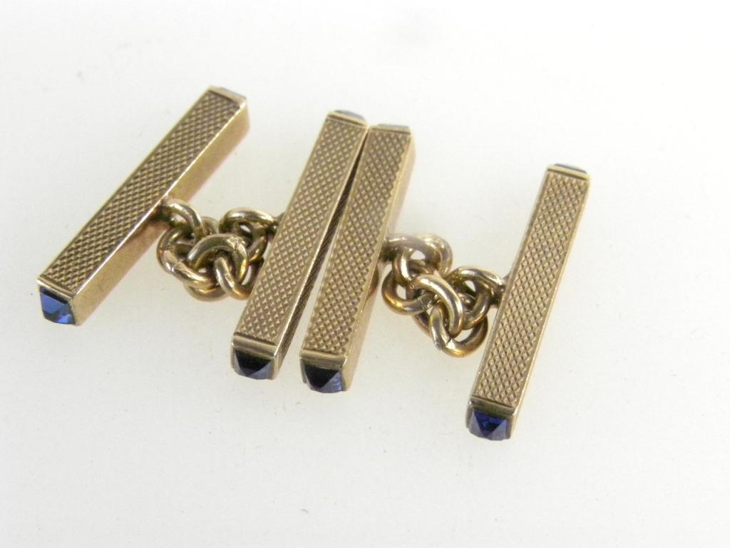 A PAIR OF 9CT GOLD BATON CUFFLINKS EACH LINK WITH PYRAMIDAL BLUE PASTE END STONES, BIRMINGHAM