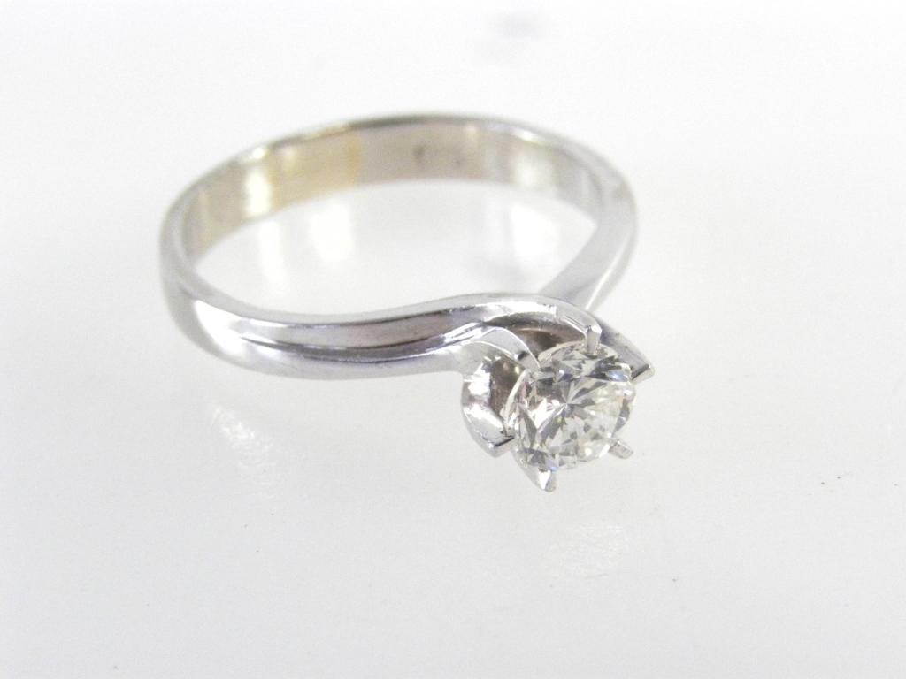 A DIAMOND SOLITAIRE RING IN WHITE GOLD MARKED 0.55 AND 585, 2G