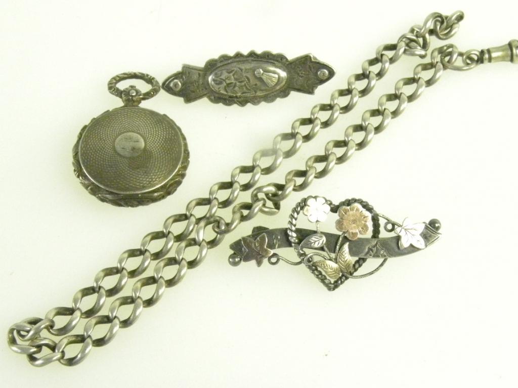 A VICTORIAN SILVER VINAIGRETTE BY NATHANIEL MILLS OF WATCH CASE DESIGN WITH ENGINE TURNED LID AND