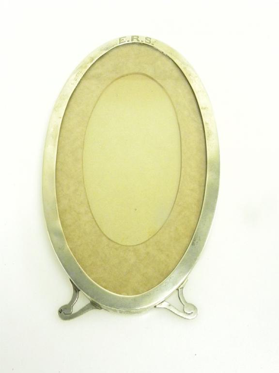 A NORTH AMERICAN SILVER OVAL PHOTOGRAPH FRAME, ON PIERCED FEET, BY LEBKUECHER & CO OF NEWARK NEW