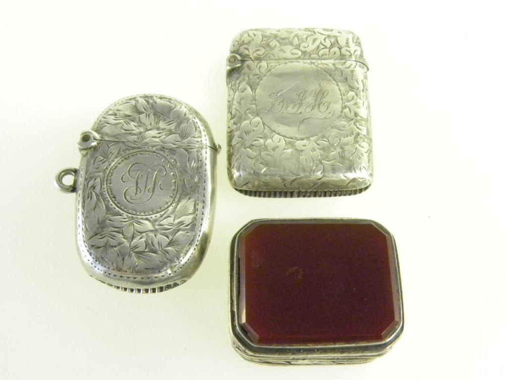 TWO SILVER VESTA CASES, BOTH BIRMINGHAM 1896 AND 1904 AND A CONTINENTAL SILVER SNUFF BOX WITH