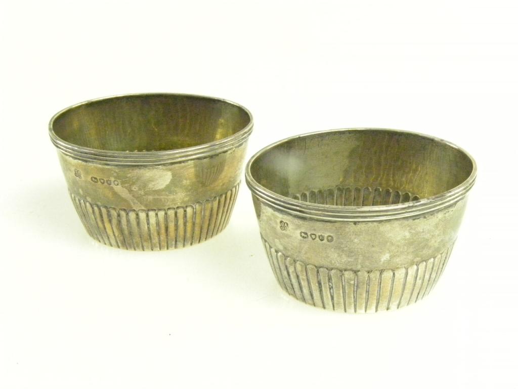 A PAIR OF VICTORIAN SILVER FLUTED OVAL SALT CELLARS, WITH REEDED RIM, LONDON 1880, 1OZS 10DWTS