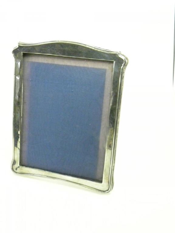 A GEORGE V SILVER PHOTOGRAPH FRAME WITH MOULDED MOUNT, BIRMINGHAM 1925