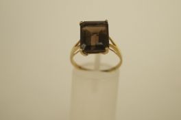 A 9ct gold single stone smokey quartz ring finger size P, 2.5g gross