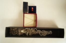 A small quantity of costume jewellery items