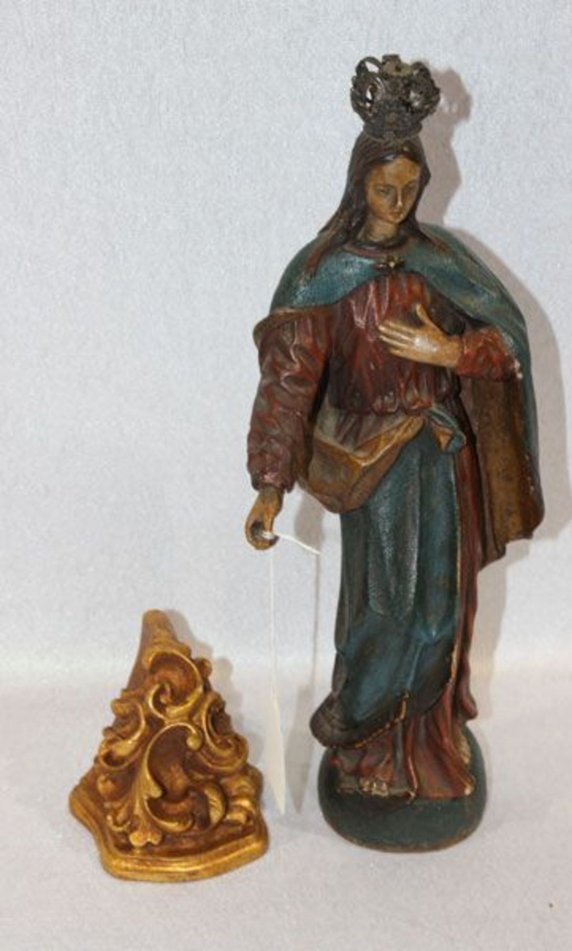 Holz Figurenskulptur 'Maria', farbig gefaßt und mit feiner Metallkrone, Fassung leicht berieben, 19.