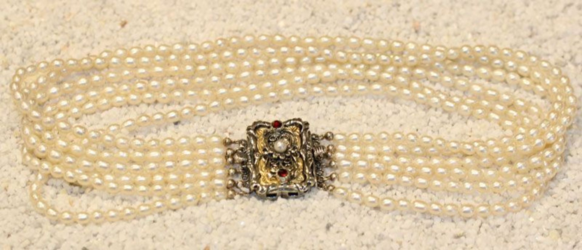 Süßwasserperlen Kropfkette, 6-reihig mit Silberschließe, teils vergoldet, mit 2 Granaten und Perle