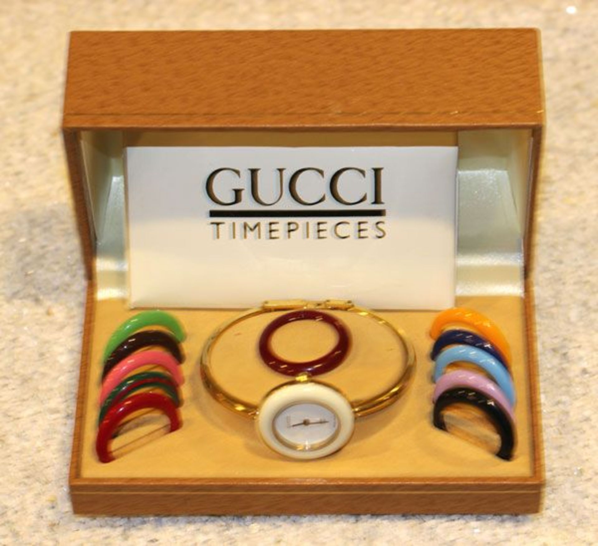 Gucci Timepieces Armbanduhr mit farblich austauschbaren Lunetten, in Originaletui    Mindestpreis: