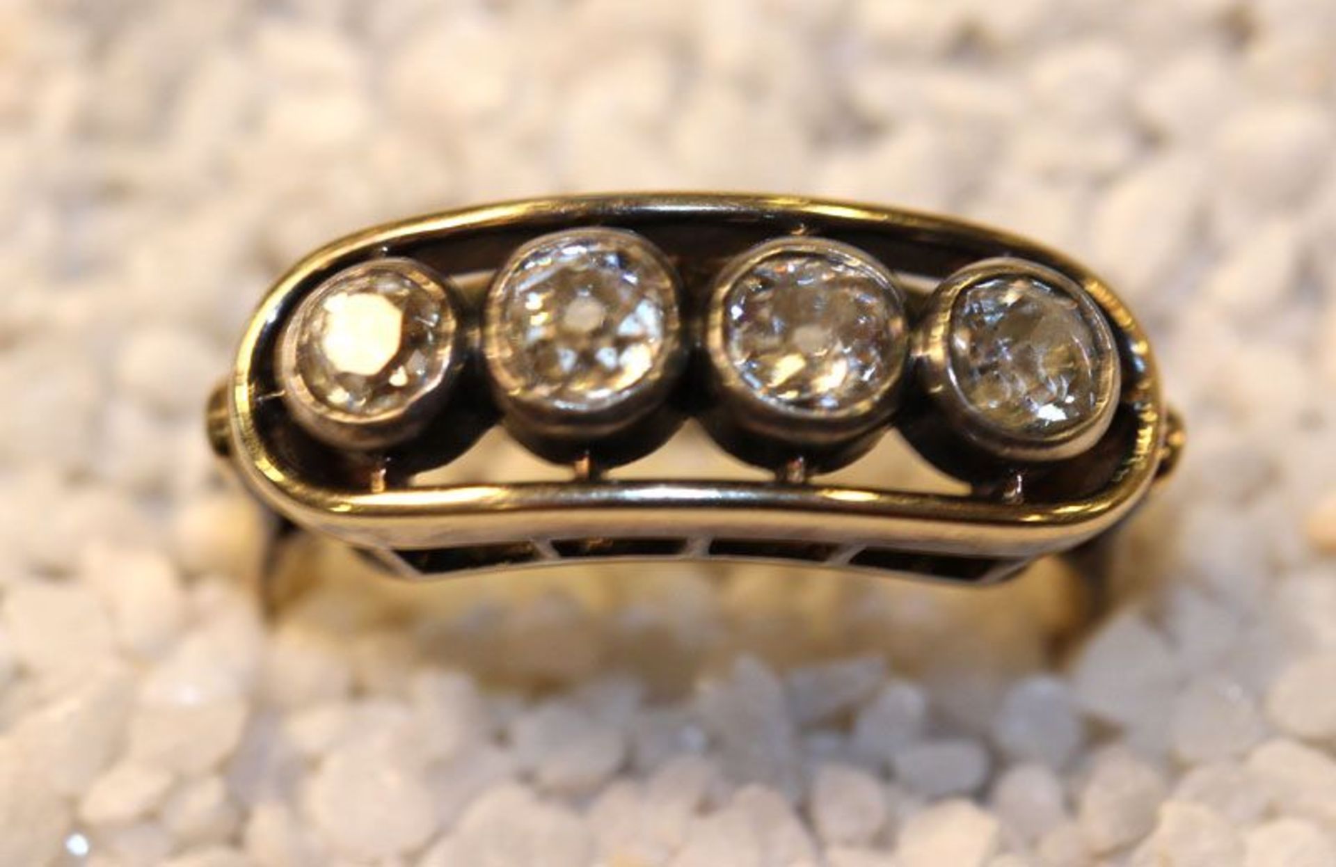 14 k Gelbgold Ring mit 4 in Weißgold gefaßten Diamanten, zus. ca. o,80 ct., Altschliff, 3,9 gr., Gr.