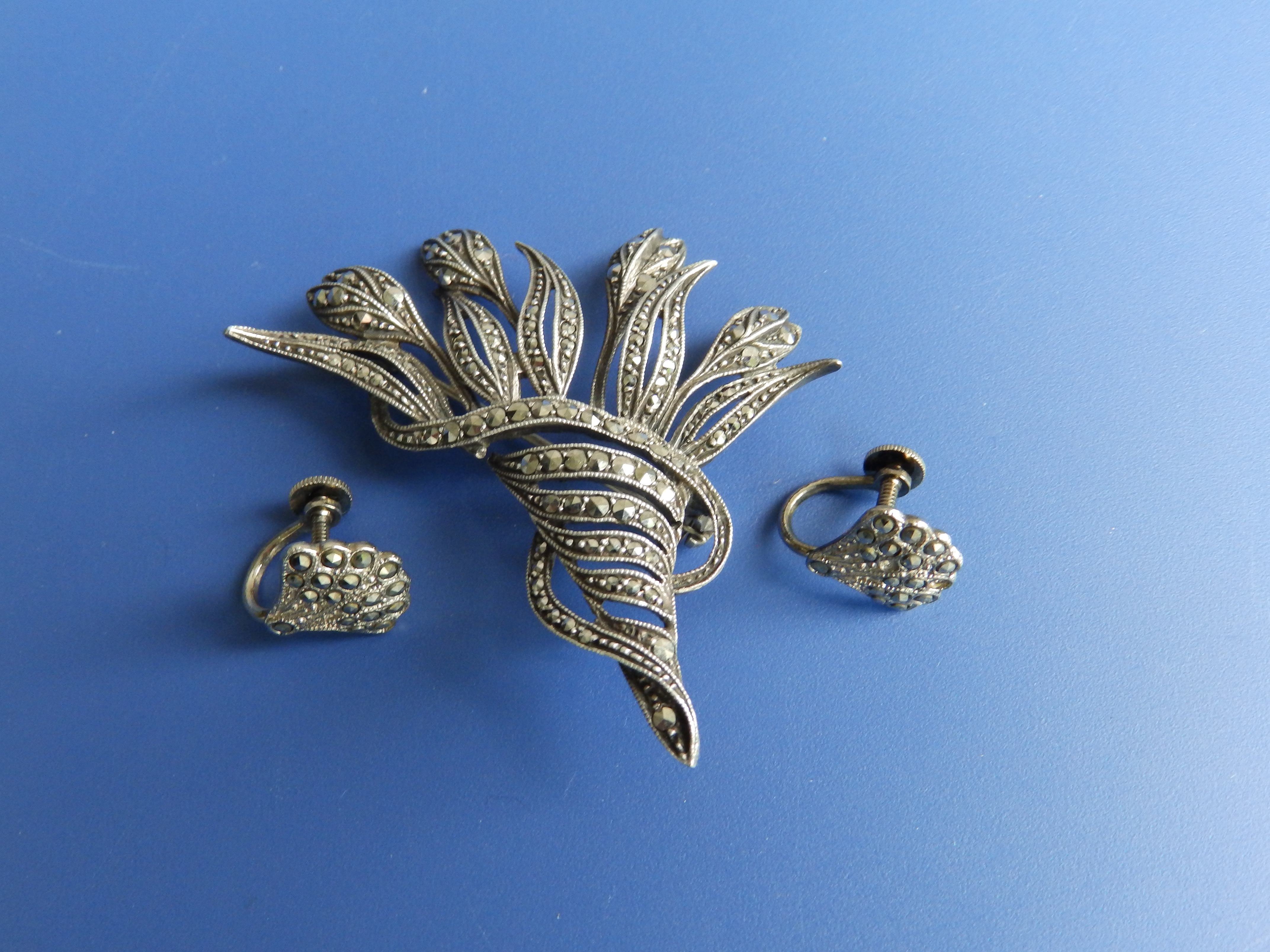 A marcasite brooch and a pair of earrings (3)