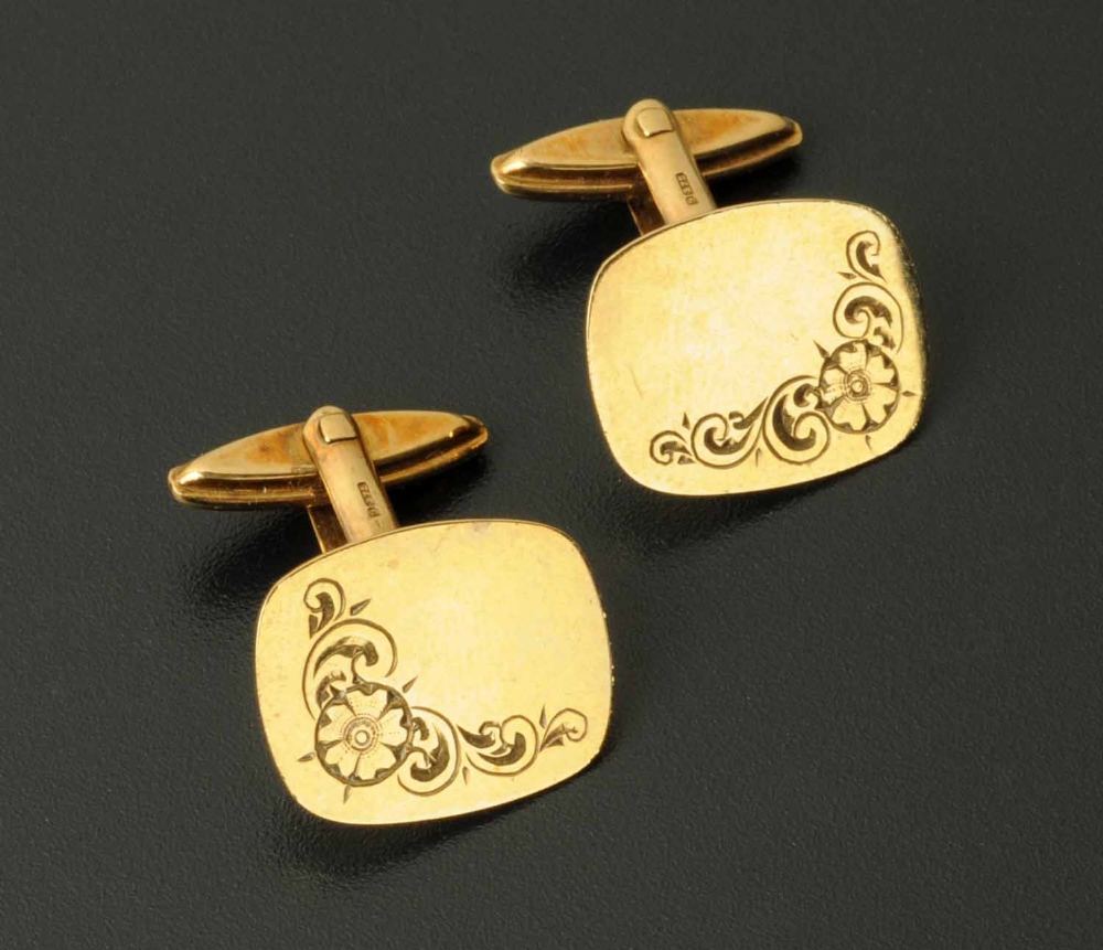 A pair of 9 ct gold engraved cufflinks.     CONDITION REPORT:  Weight 7.1grams.  The condition is