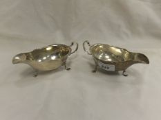 A pair of Edwardian silver sauceboats (by Mappin & Webb, London, 1907)