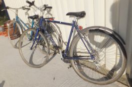 A Saracen Hy-Way gentleman's bicycle with blue frame, together with a Dawes Street Cruiser lady's