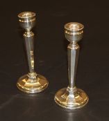 A pair of George V silver candlesticks in the Art Deco style (Birmingham, 1931), 20 cm high.