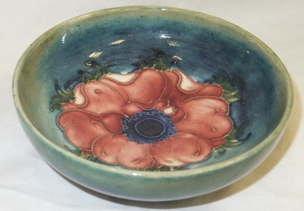 A collection of ceramics to include a small Moorcroft footed bowl decorated in the "Anemone"