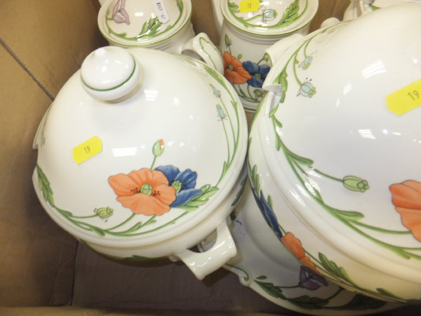 A box containing Villeroy & Boch "Amapolo" pattern dinner wares   CONDITION REPORTS  Light general - Image 2 of 3