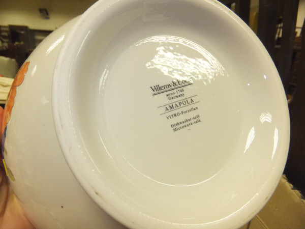 A box containing Villeroy & Boch "Amapolo" pattern dinner wares   CONDITION REPORTS  Light general - Image 3 of 3