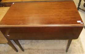 An Edwardian mahogany drop-leaf Pembroke table on square tapering legs to spade feet
