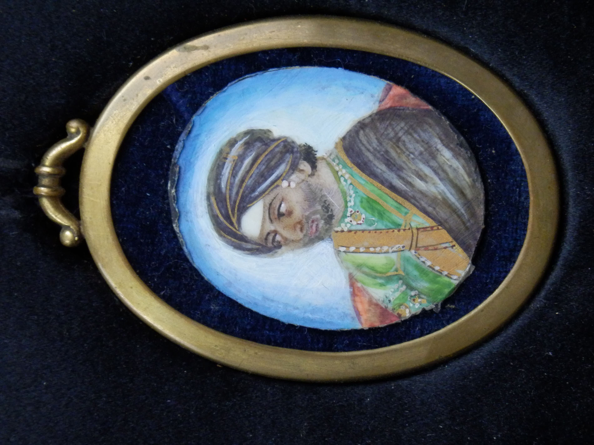 India ? Sikh history. A rare image of Raja Suchet Singh (1801-1844) mounted on an oval brass frame - Image 2 of 2
