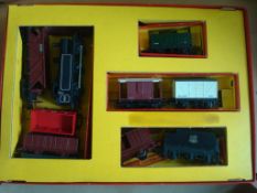 00 gauge Triang RS 4 Train Set: To include British rail Loco 47606 with a 6 Rolling Stock in