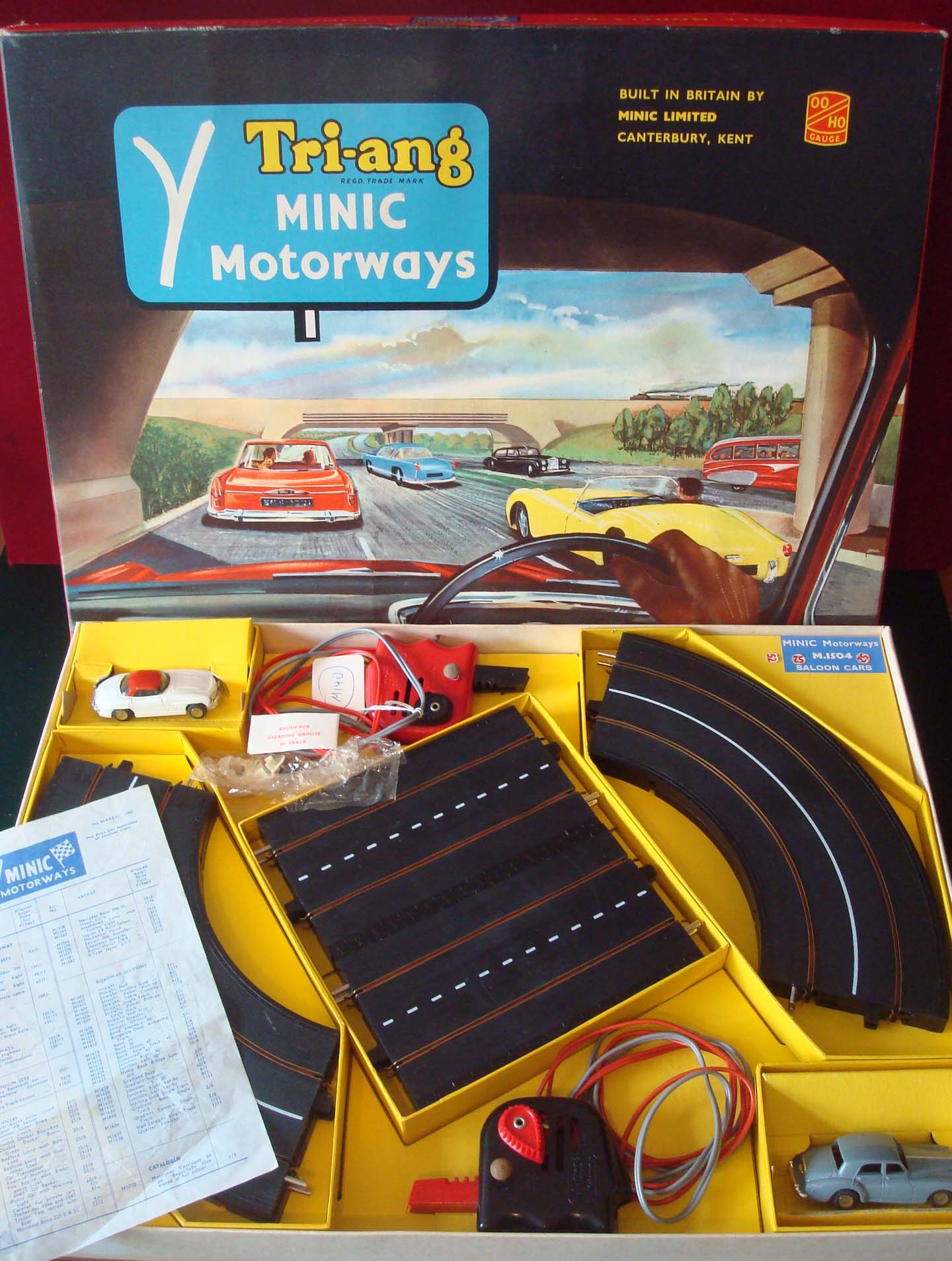 Triang Minic Motorway M1504 The London Set: Containing grey Rolls Royce, maroon Mercedes plus oval