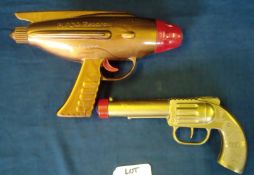 Pifco (UK) Zetaray Space Gun: Battery operated plastic futuristic space gun with clicking action