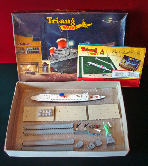 Triang Minic Ships M892 SS United States Presentation Set: Black/white, red/white/blue funnels and