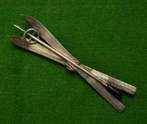 Skiing – fine detailed silver skiing bar brooch comprising crossed skis and pole overall 3"L
