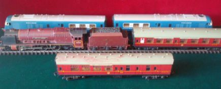 00 Gauge Hornby Dublo City of London Locomotive and Tender: Together with 2 Coaches and Triang