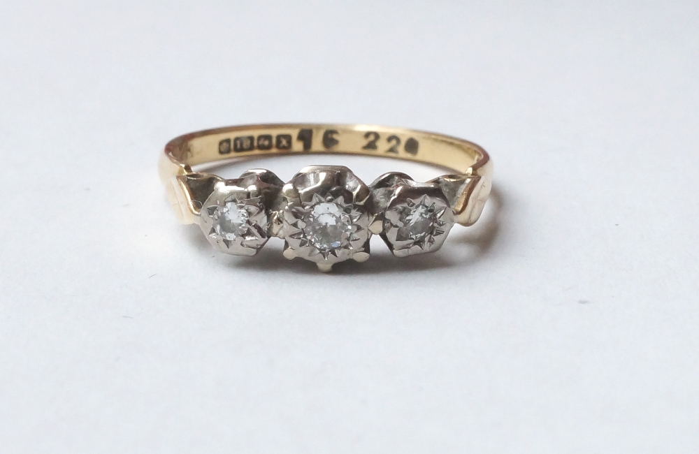 DIAMOND THREE STONE RING
on eighteen carat gold shank, the diamonds totalling approximately 0.15cts,