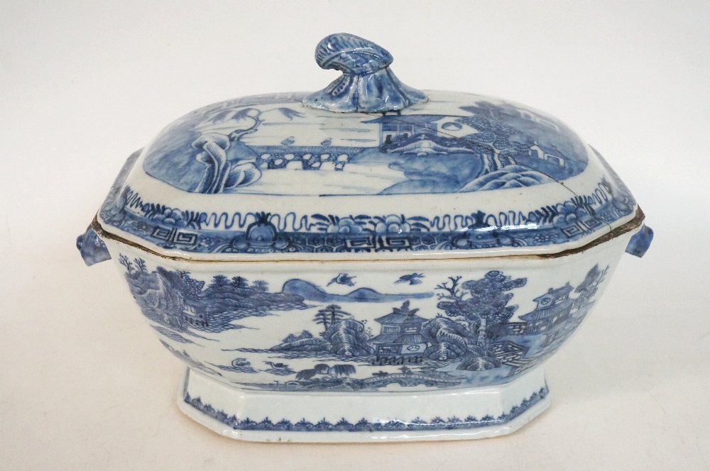 19th CENTURY CHINESE LIDDED TUREEN
decorated in the willow pattern, the shaped body with canted