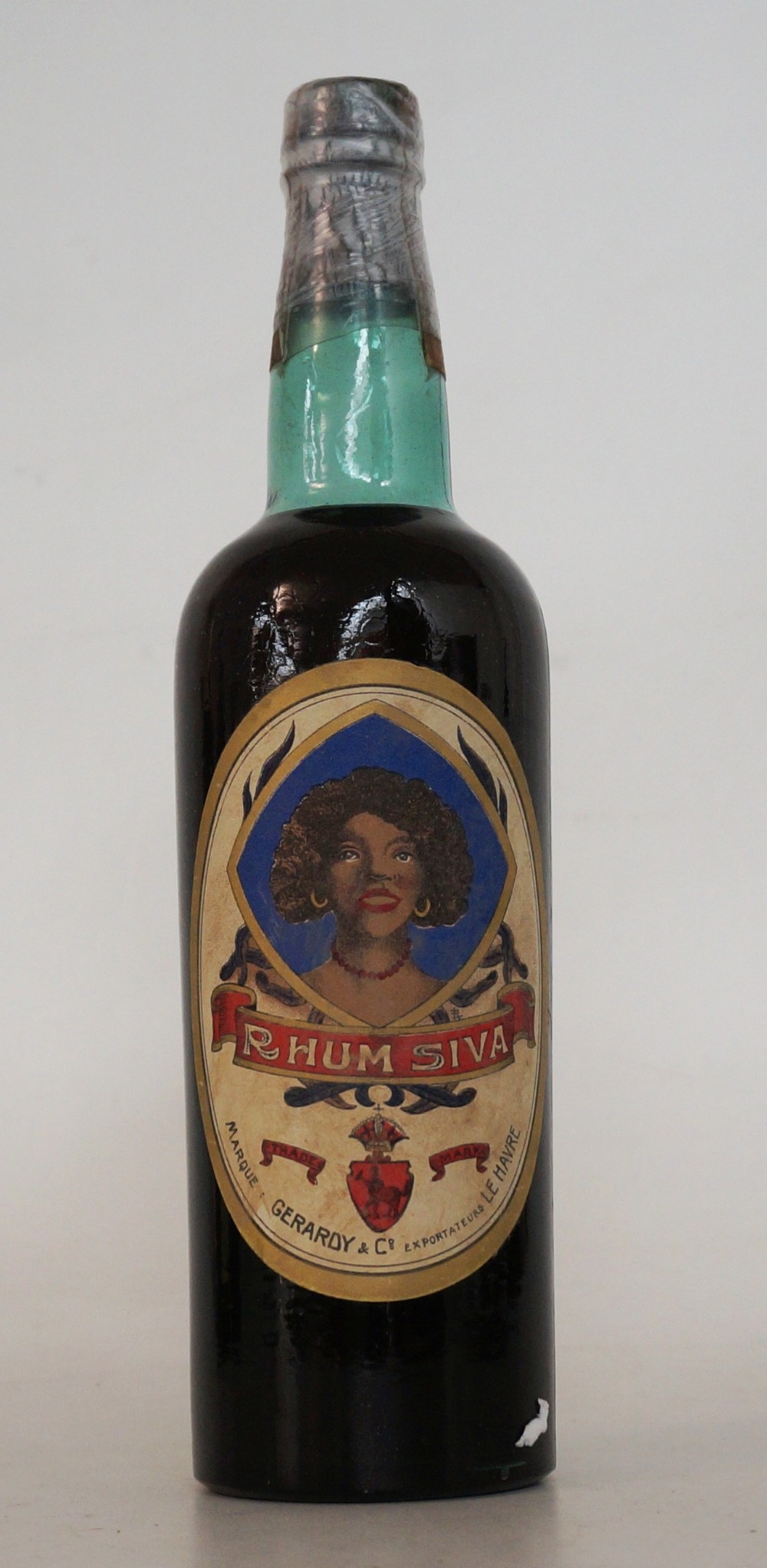 RARE RHUM SIVA CIRCA 1930.
1 bottle. Rhum Siva.  Marque: Gerardy & Co., Exportateurs, Le Havre.