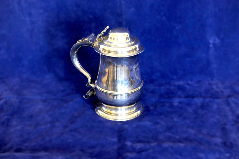 An early George III silver lidded tankard, the domed cover with pierced acanthus leaf cast thumb